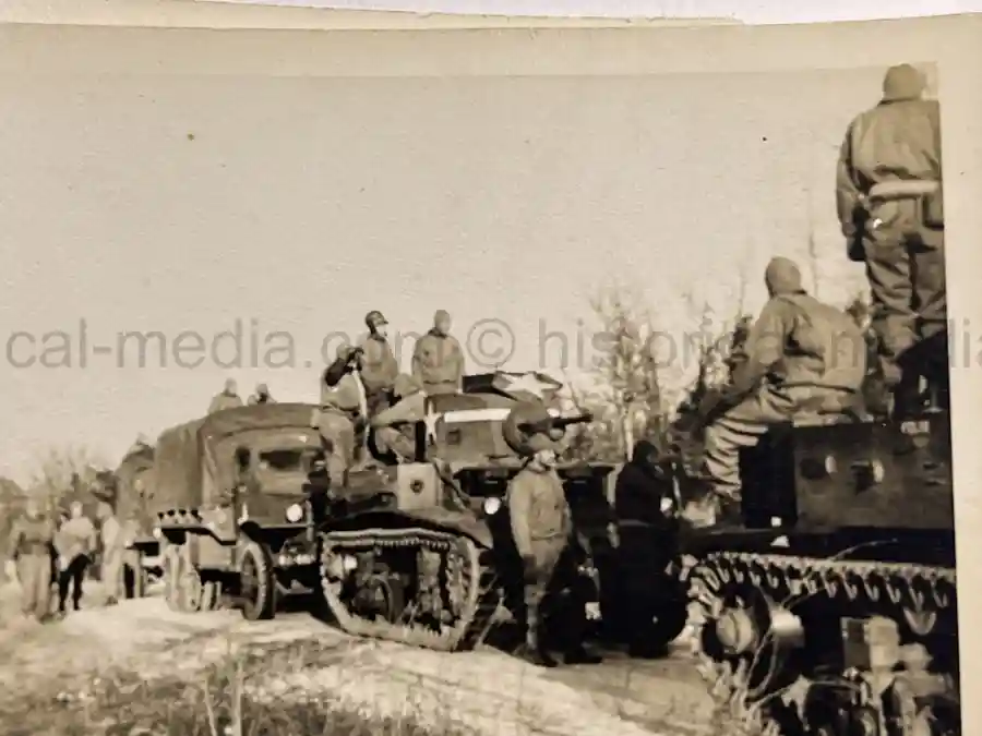 US WWII ARMORED PHOTO & INSIGNIA GROUPING - 8TH ARMORED DIVISION US WWII ARMORED PHOTO & INSIGNIA GROUPING - 8TH ARMORED DIVISION
