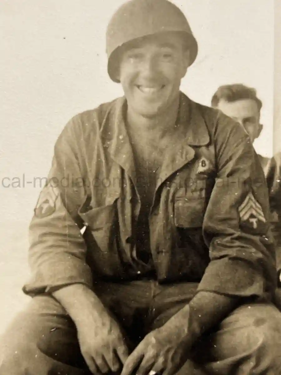 US WWII ARMORED PHOTO & INSIGNIA GROUPING - 8TH ARMORED DIVISION US WWII ARMORED PHOTO & INSIGNIA GROUPING - 8TH ARMORED DIVISION