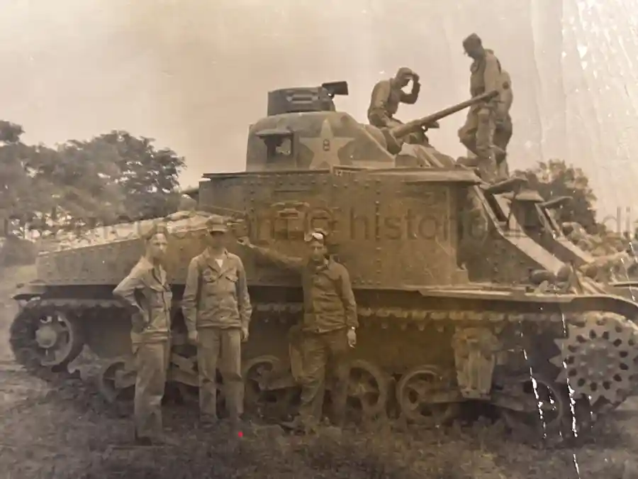 US WWII ARMORED PHOTO & INSIGNIA GROUPING - 8TH ARMORED DIVISION US WWII ARMORED PHOTO & INSIGNIA GROUPING - 8TH ARMORED DIVISION