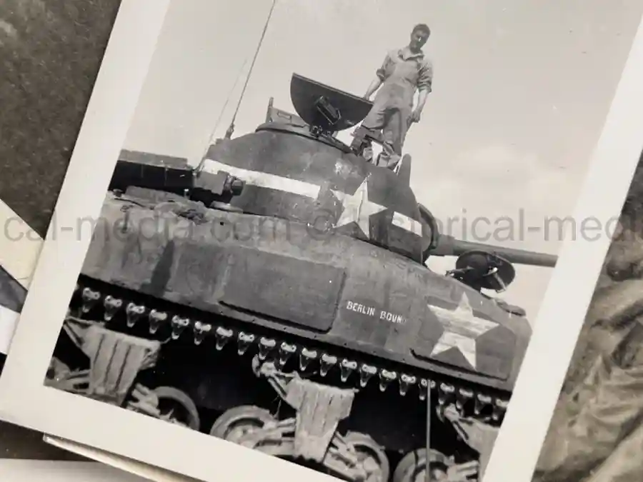 US WWII ARMORED PHOTO & INSIGNIA GROUPING - 8TH ARMORED DIVISION US WWII ARMORED PHOTO & INSIGNIA GROUPING - 8TH ARMORED DIVISION