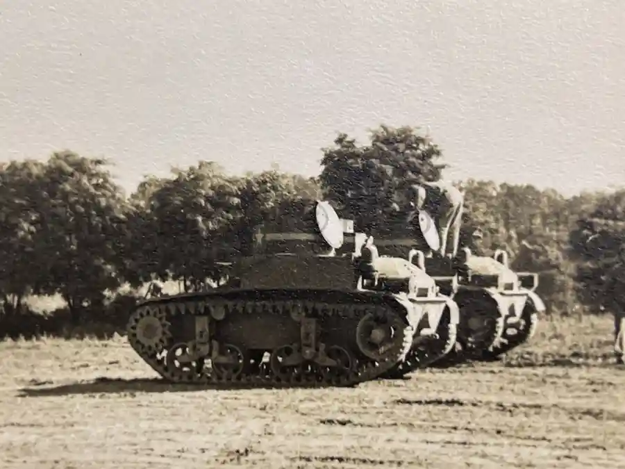 US WWII ARMORED PHOTO & INSIGNIA GROUPING - 8TH ARMORED DIVISION US WWII ARMORED PHOTO & INSIGNIA GROUPING - 8TH ARMORED DIVISION
