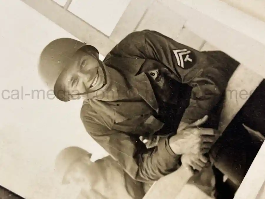 US WWII ARMORED PHOTO & INSIGNIA GROUPING - 8TH ARMORED DIVISION US WWII ARMORED PHOTO & INSIGNIA GROUPING - 8TH ARMORED DIVISION