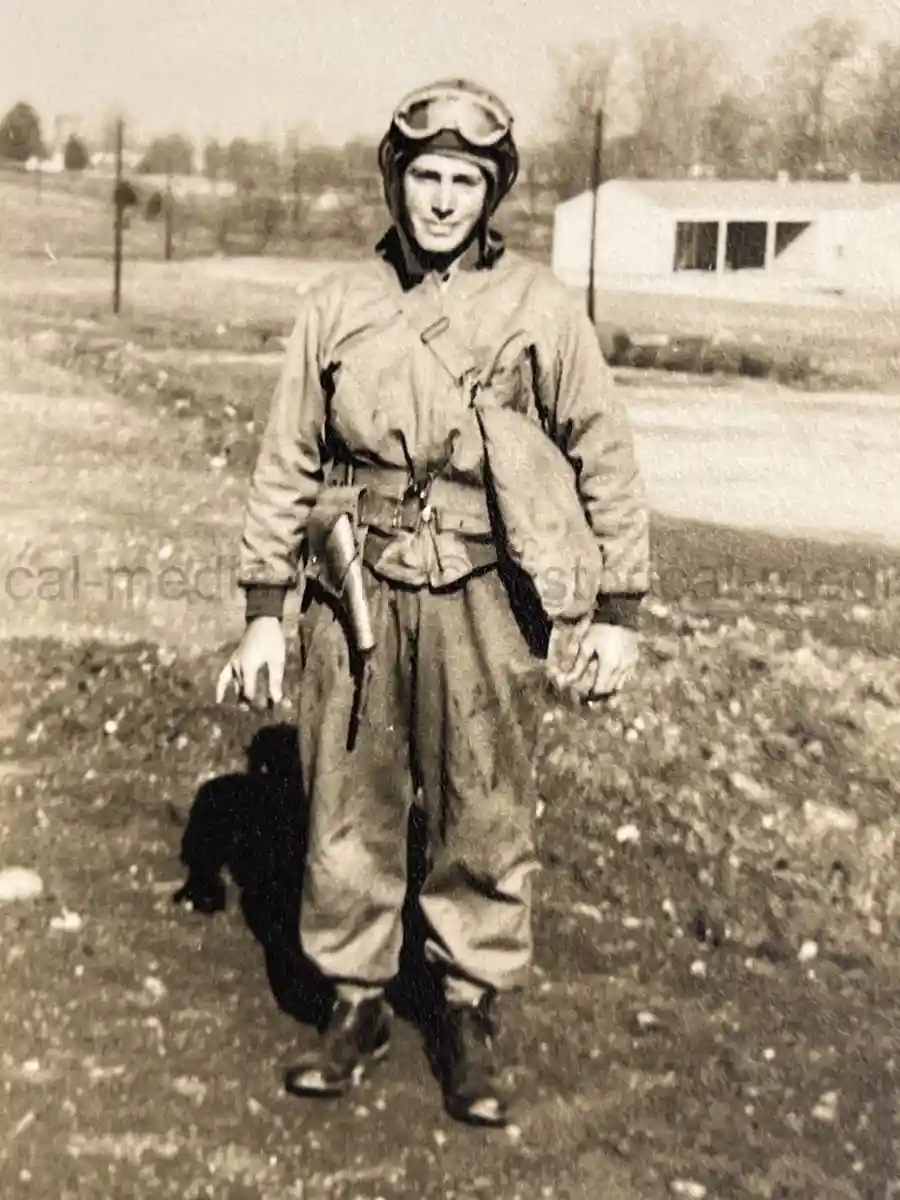 US WWII ARMORED PHOTO & INSIGNIA GROUPING - 8TH ARMORED DIVISION US WWII ARMORED PHOTO & INSIGNIA GROUPING - 8TH ARMORED DIVISION