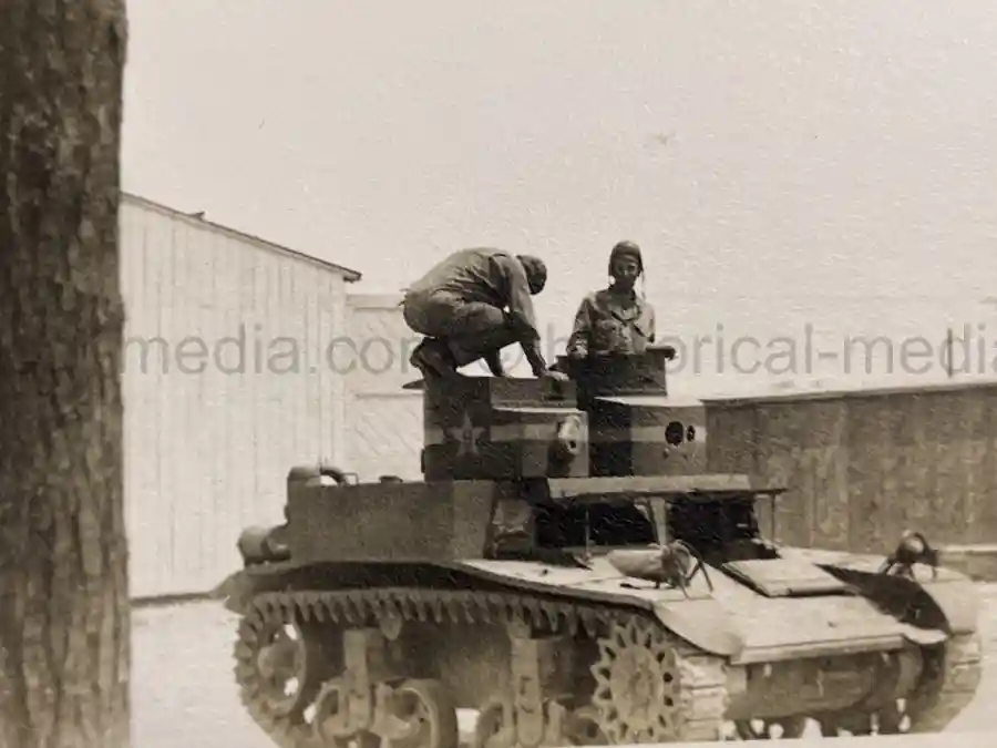 US WWII ARMORED PHOTO & INSIGNIA GROUPING - 8TH ARMORED DIVISION US WWII ARMORED PHOTO & INSIGNIA GROUPING - 8TH ARMORED DIVISION
