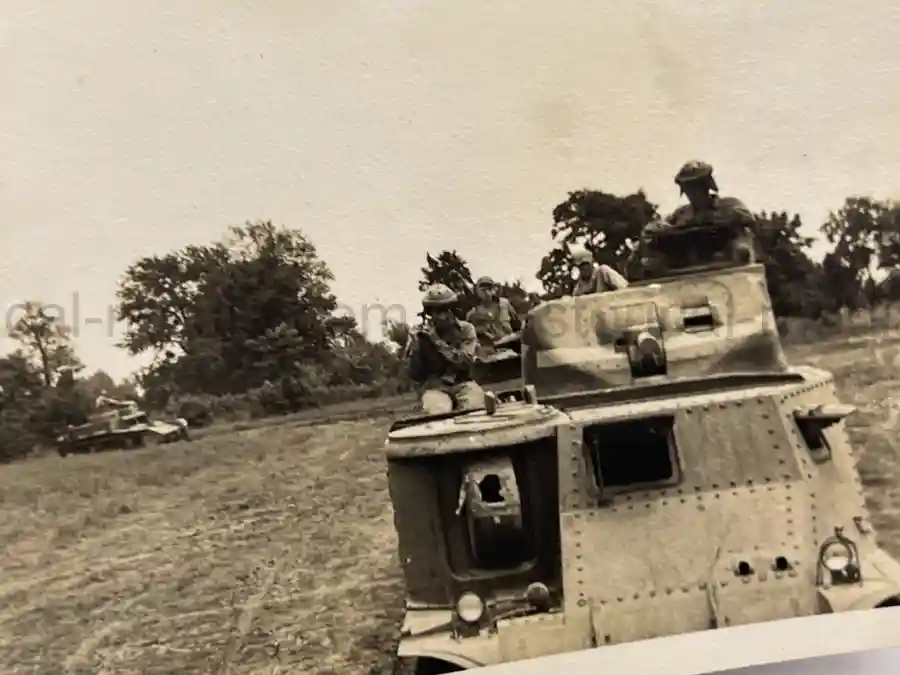 US WWII ARMORED PHOTO & INSIGNIA GROUPING - 8TH ARMORED DIVISION US WWII ARMORED PHOTO & INSIGNIA GROUPING - 8TH ARMORED DIVISION