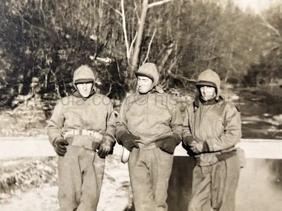 US WWII ARMORED PHOTO & INSIGNIA GROUPING - 8TH ARMORED DIVISION US WWII ARMORED PHOTO & INSIGNIA GROUPING - 8TH ARMORED DIVISION