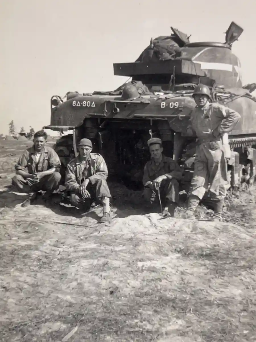 US WWII ARMORED PHOTO & INSIGNIA GROUPING - 8TH ARMORED DIVISION US WWII ARMORED PHOTO & INSIGNIA GROUPING - 8TH ARMORED DIVISION