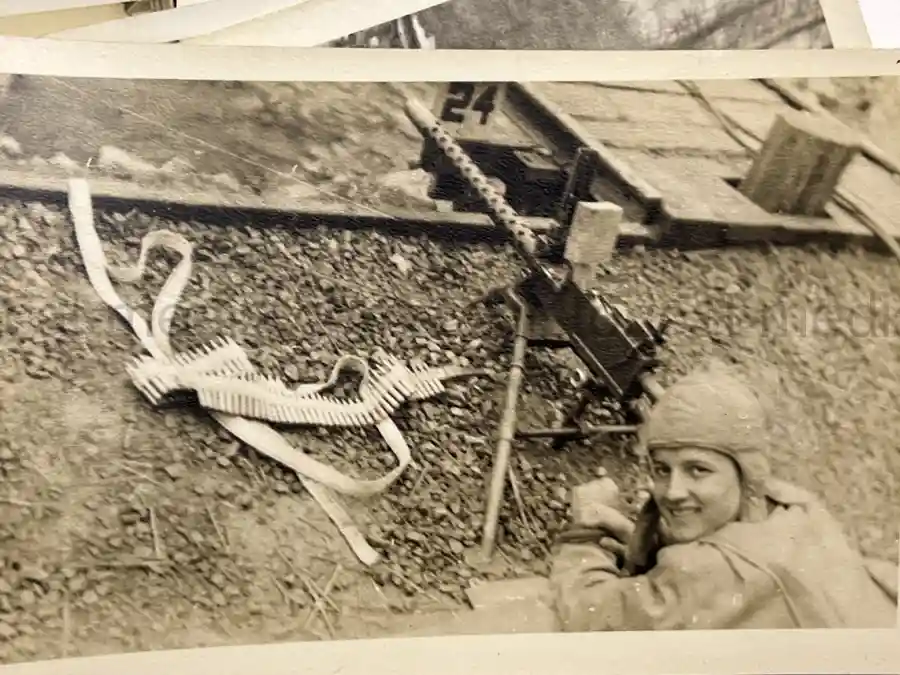 US WWII ARMORED PHOTO & INSIGNIA GROUPING - 8TH ARMORED DIVISION US WWII ARMORED PHOTO & INSIGNIA GROUPING - 8TH ARMORED DIVISION