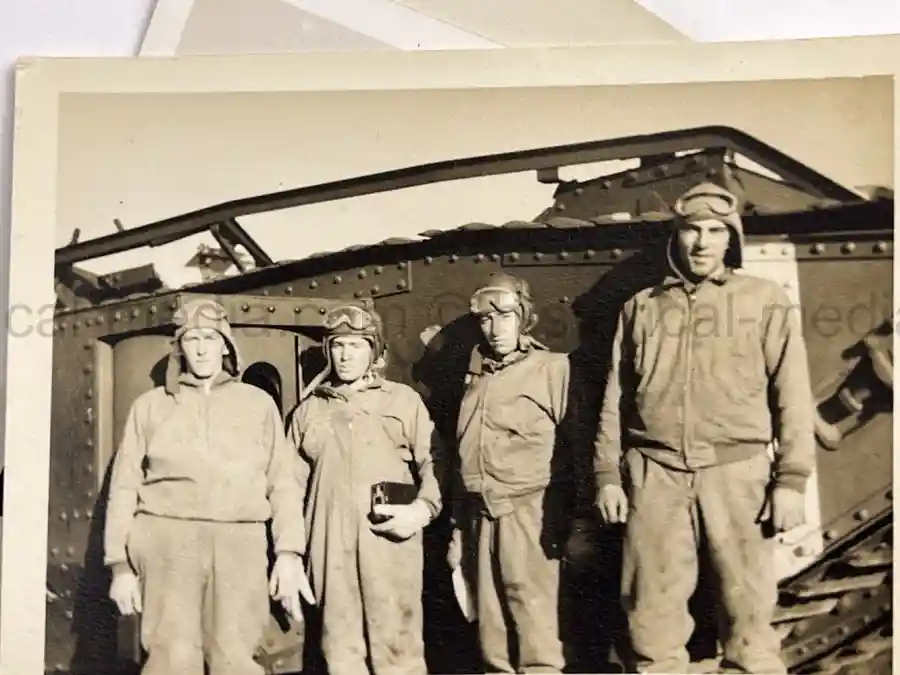 US WWII ARMORED PHOTO & INSIGNIA GROUPING - 8TH ARMORED DIVISION US WWII ARMORED PHOTO & INSIGNIA GROUPING - 8TH ARMORED DIVISION