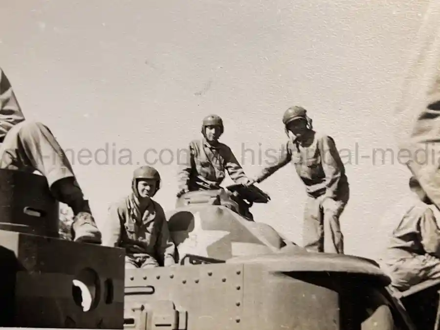 US WWII ARMORED PHOTO & INSIGNIA GROUPING - 8TH ARMORED DIVISION US WWII ARMORED PHOTO & INSIGNIA GROUPING - 8TH ARMORED DIVISION