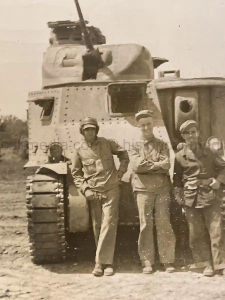 US WWII ARMORED PHOTO & INSIGNIA GROUPING - 8TH ARMORED DIVISION US WWII ARMORED PHOTO & INSIGNIA GROUPING - 8TH ARMORED DIVISION