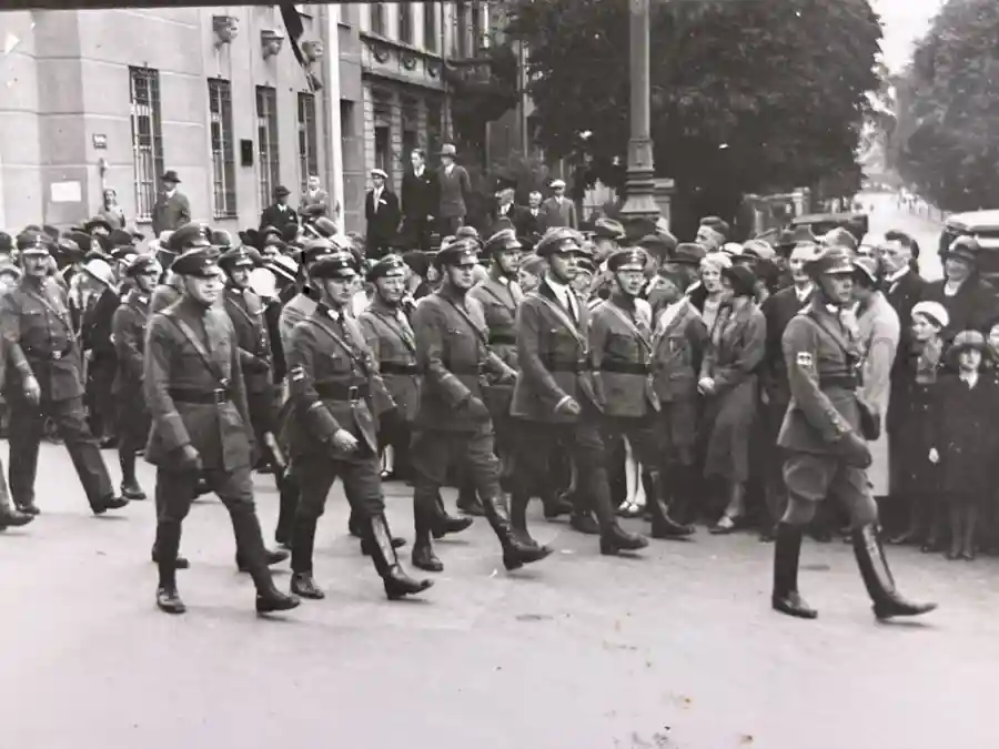 2x GERMAN THIRD REICH ERA PHOTO ALBUM GROUPING - JULIUS KAYSER & CO. 2x GERMAN THIRD REICH ERA PHOTO ALBUM GROUPING - JULIUS KAYSER & CO.