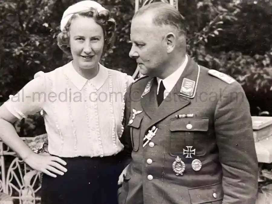 2x GERMAN THIRD REICH ERA PHOTO ALBUM GROUPING - JULIUS KAYSER & CO. 2x GERMAN THIRD REICH ERA PHOTO ALBUM GROUPING - JULIUS KAYSER & CO.