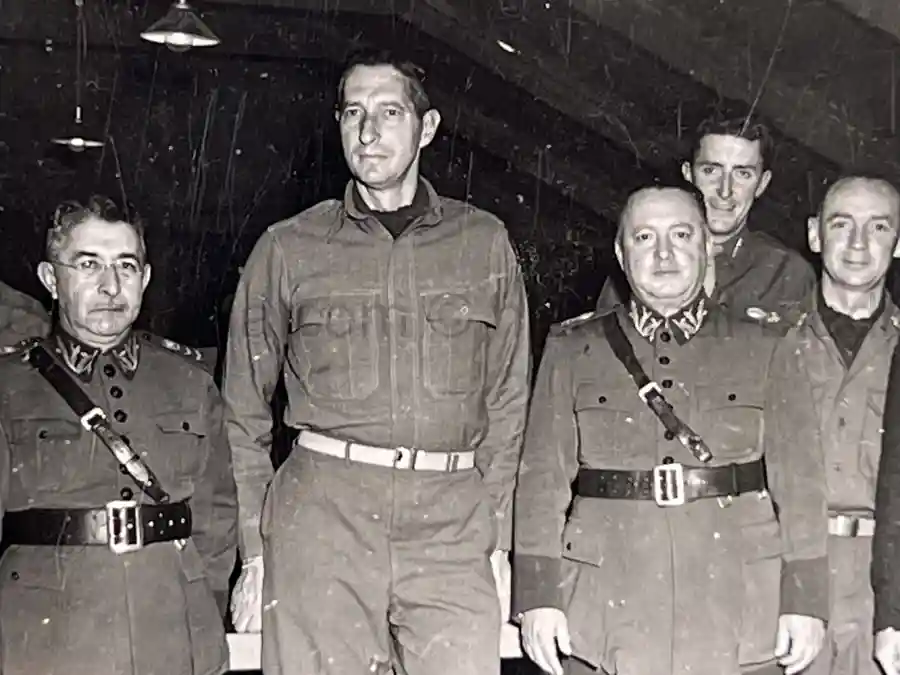 US WWII 5th ARMY PHOTO GROUPING SHOWING GENERAL MARK CLARK