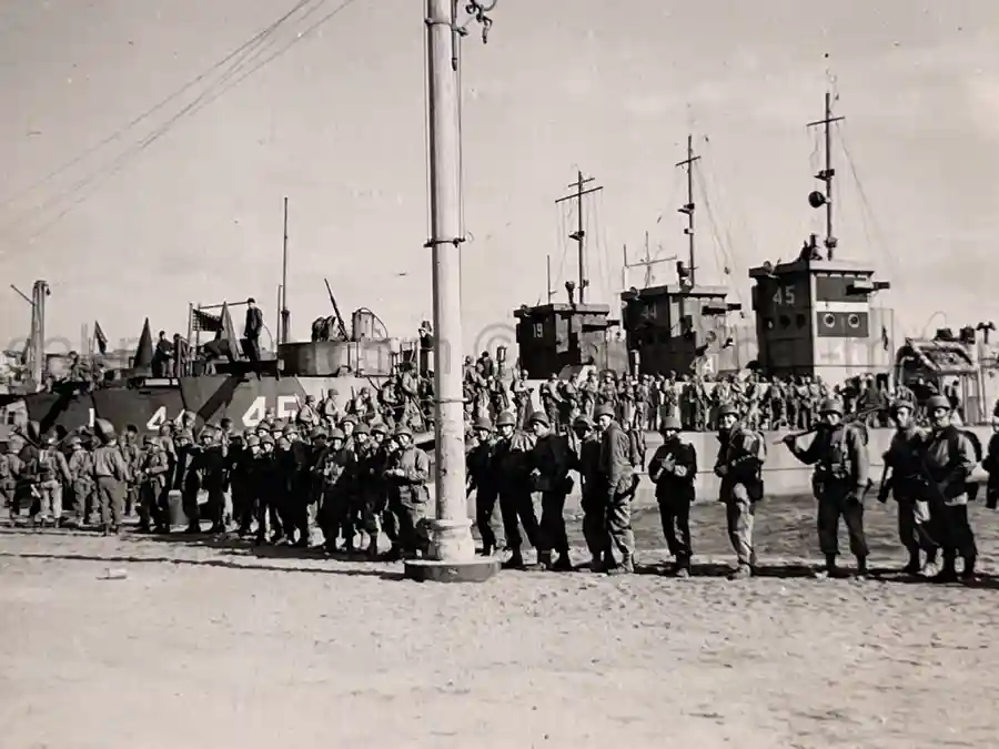 US WWII 5th ARMY PHOTO GROUPING SHOWING GENERAL MARK CLARK