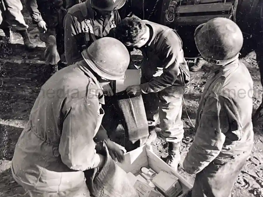 US WWII 5th ARMY PHOTO GROUPING SHOWING GENERAL MARK CLARK