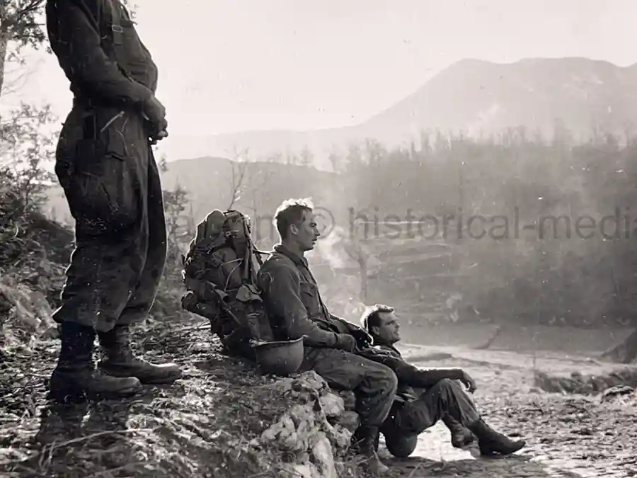 US WWII 5th ARMY PHOTO GROUPING SHOWING GENERAL MARK CLARK