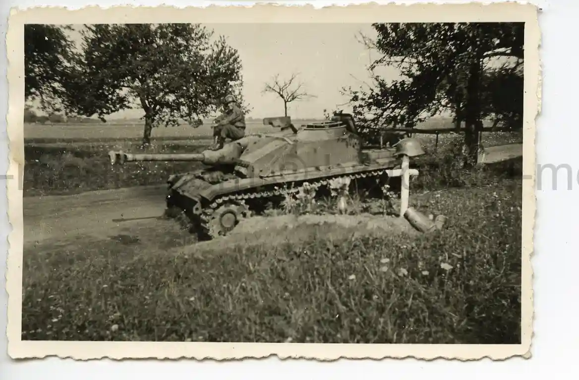 USGI PHOTO OF A STURMGESCHÜTZ III W/ CREW GRAVE - CHERBOURG