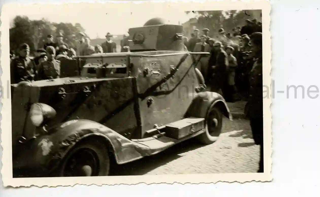 RUSSIAN ARMORED CARS & CREW W/ GERMANS - POLAND CAMPAIGN