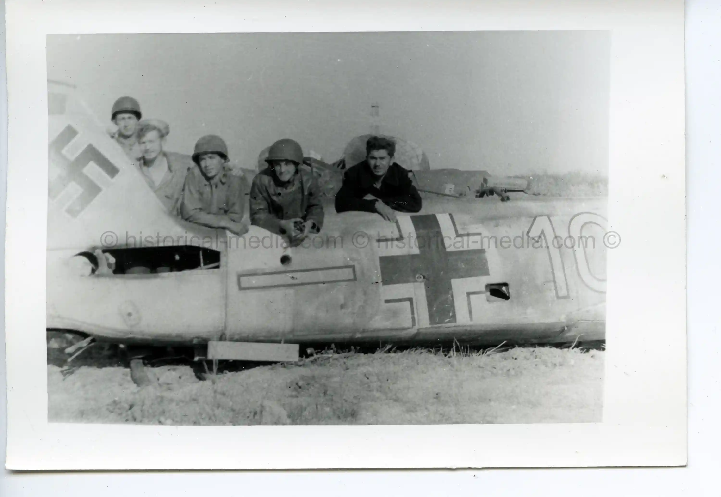 USGI PHOTO - GIS POSE BY ME 109