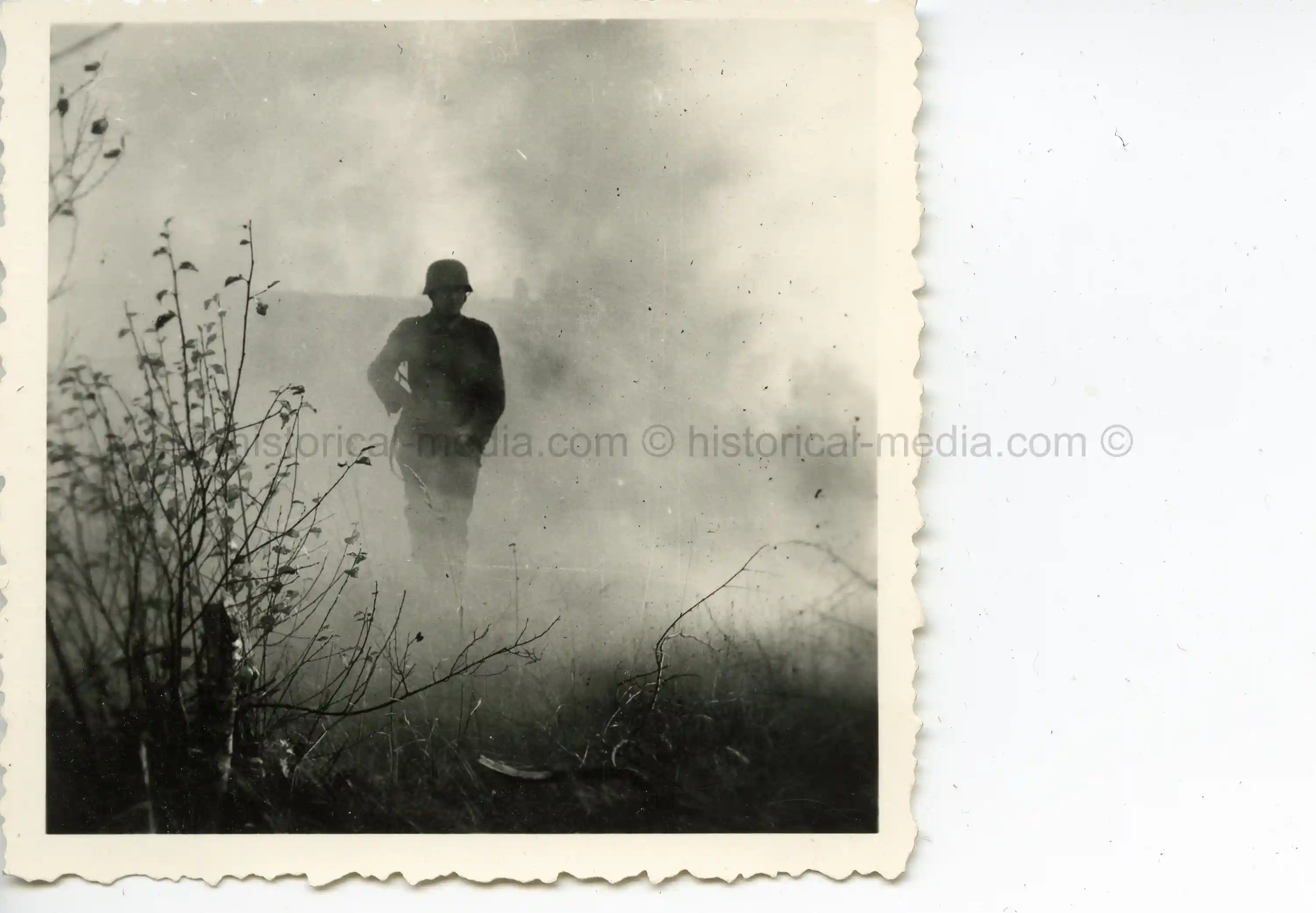 ATMOSPHERIC IMAGE GERMAN SOLDIER W/ MP40 IN SMOKE!