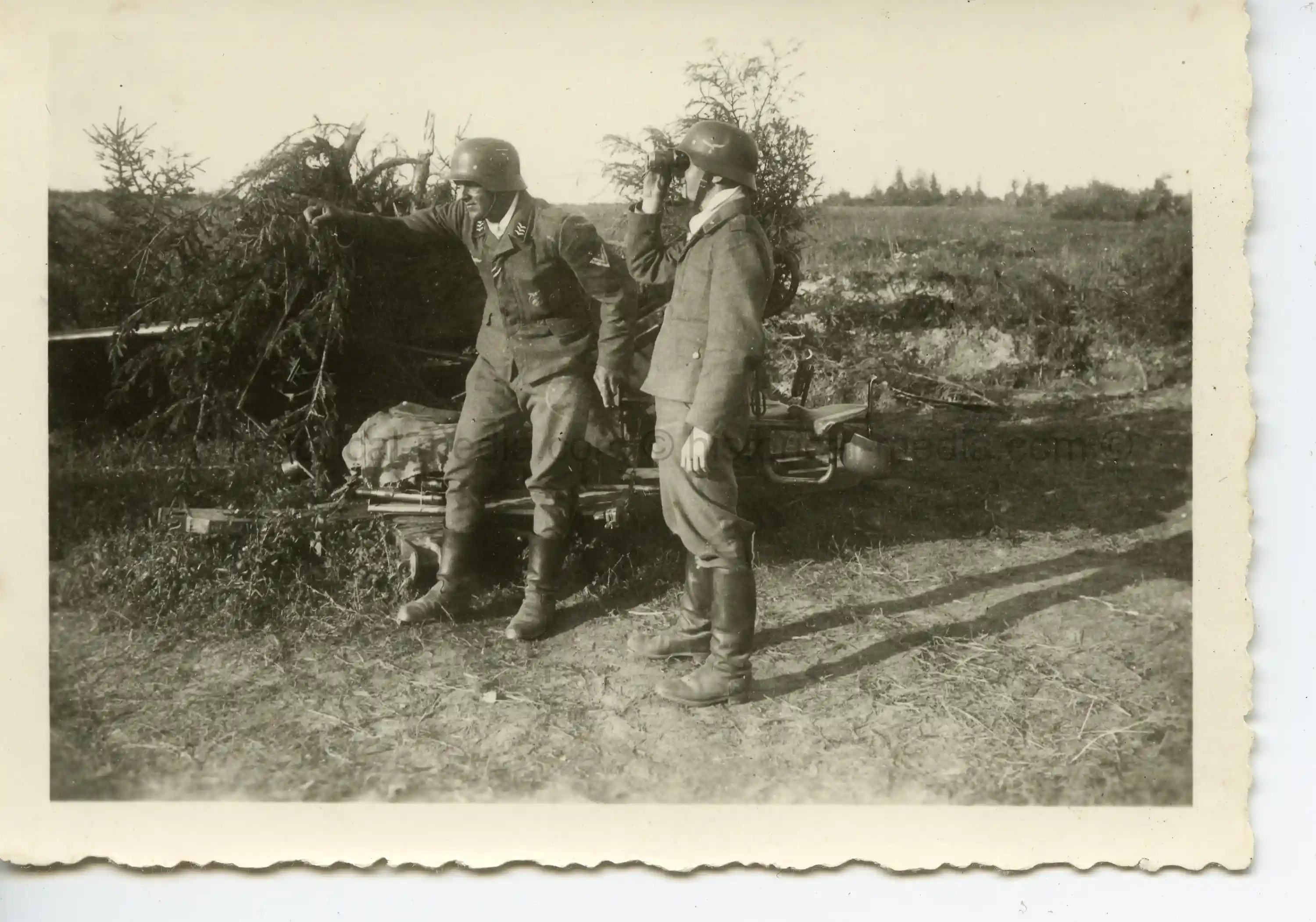LUFTWAFFE FLAK TROOPS IN FIELD + FLAK BADGES