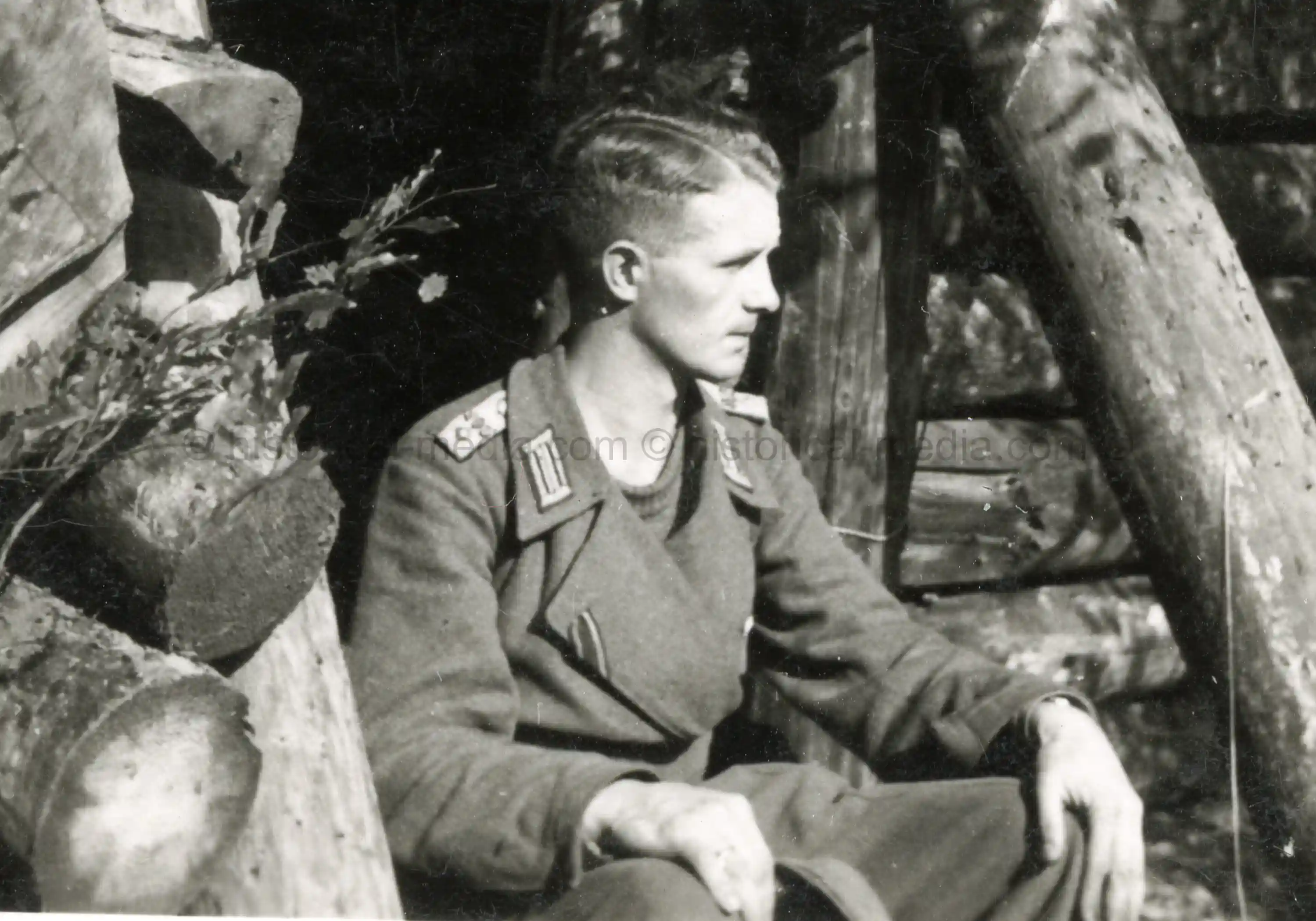 PHOTO OF STUG MAN WEARING FELDGRAU TUNIC IN FIELD