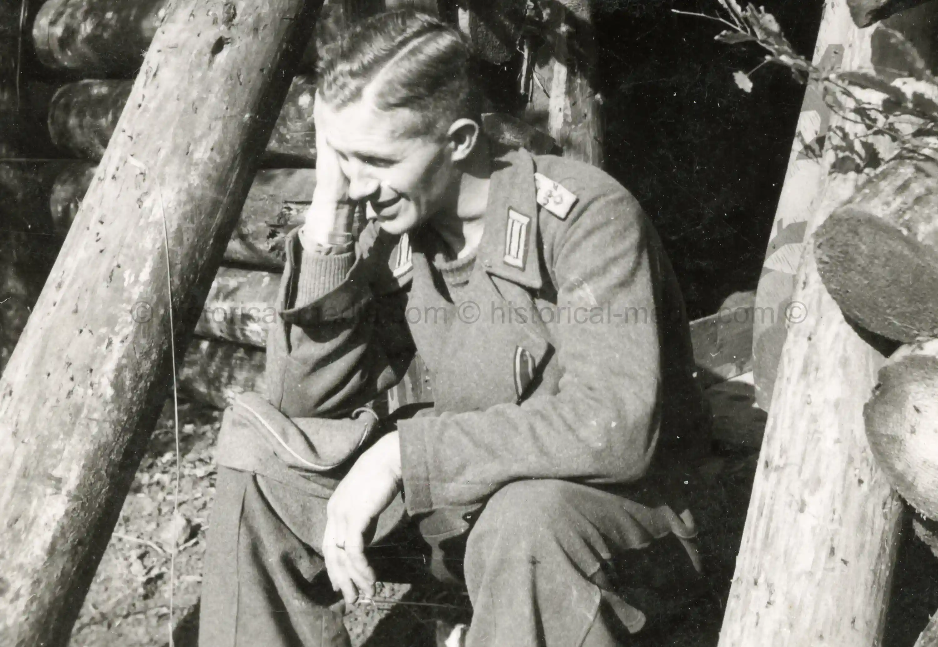 PHOTO OF STUG MAN WEARING FELDGRAU TUNIC IN FIELD