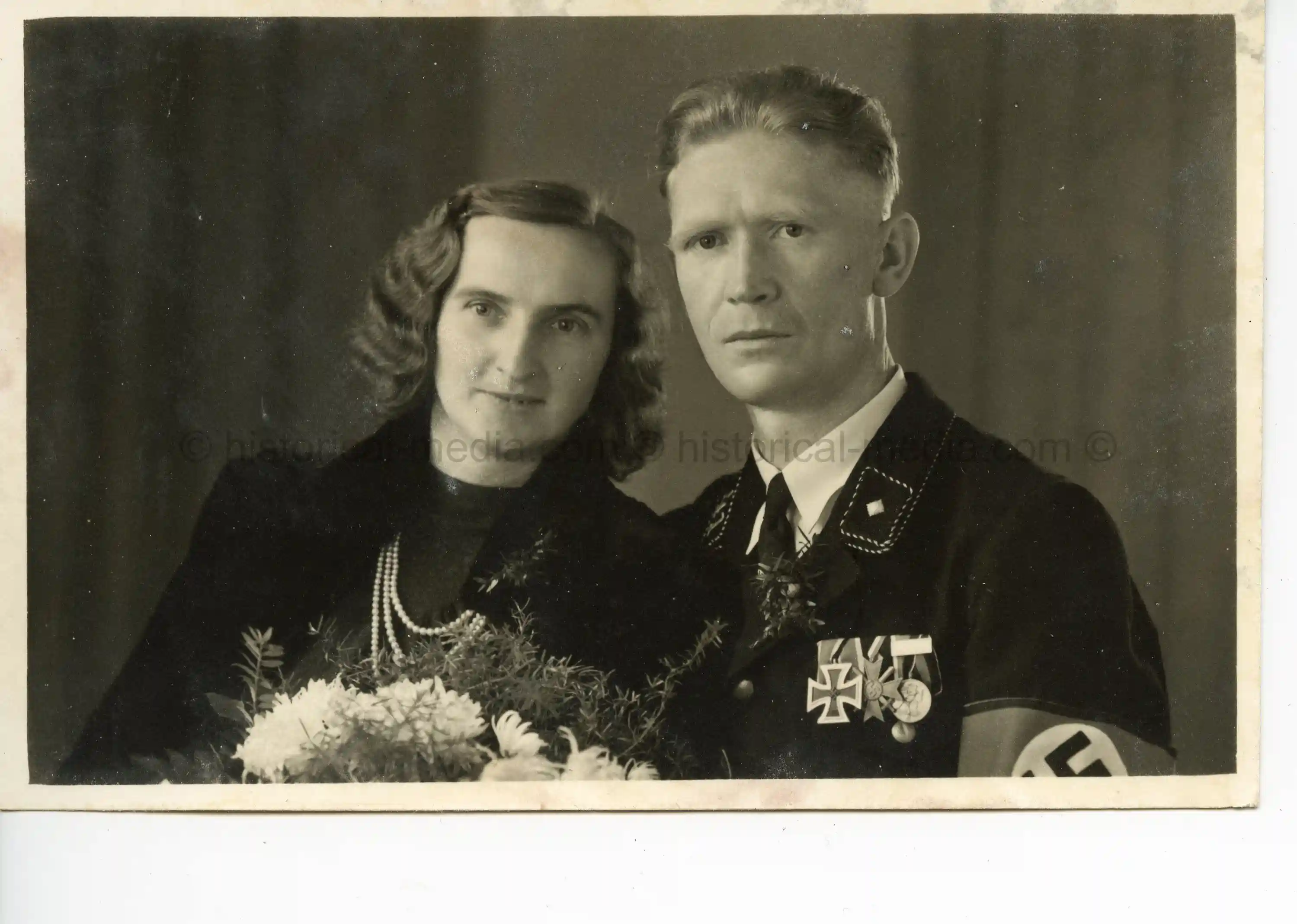 STUDIO PORTRAIT PHOTO OF SS MAN WEARING MEDAL BAR - NICE!
