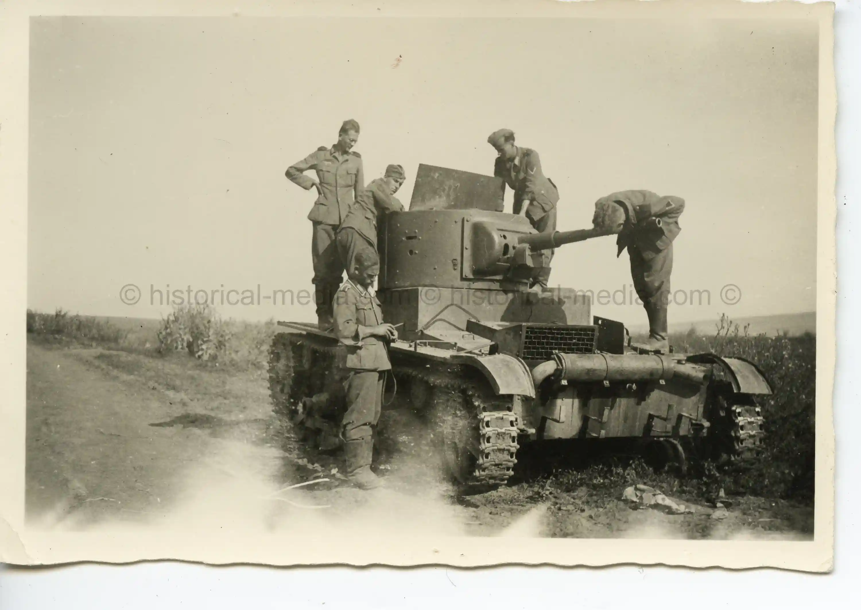 PHOTO OF GERMAN SOLDIER SINSPECTING RUSSIAN T-26 TANK