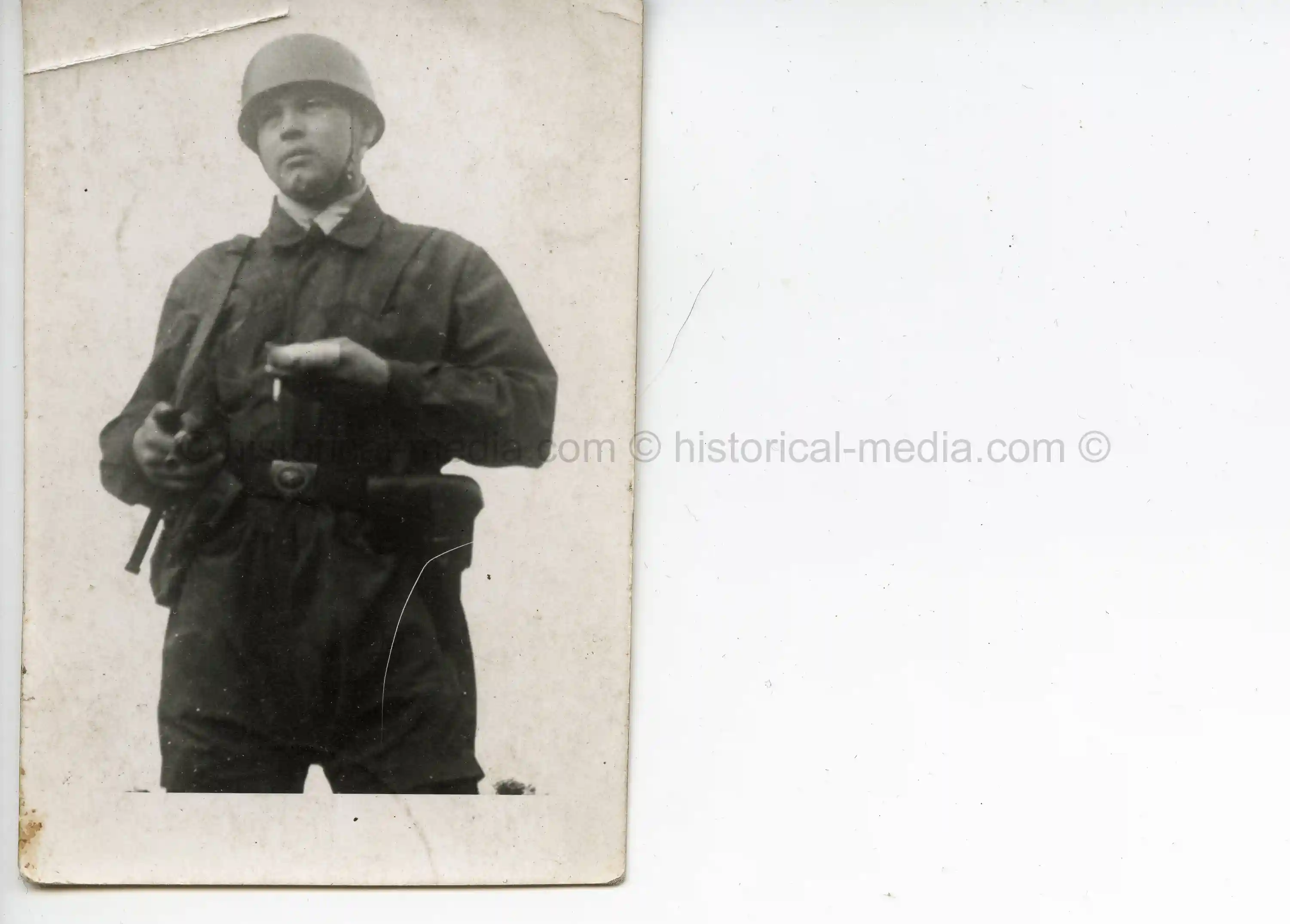 PHOTO OF GERMAN FALLSCHIRMJAEGER W. MP 40 AND FJ HELMET