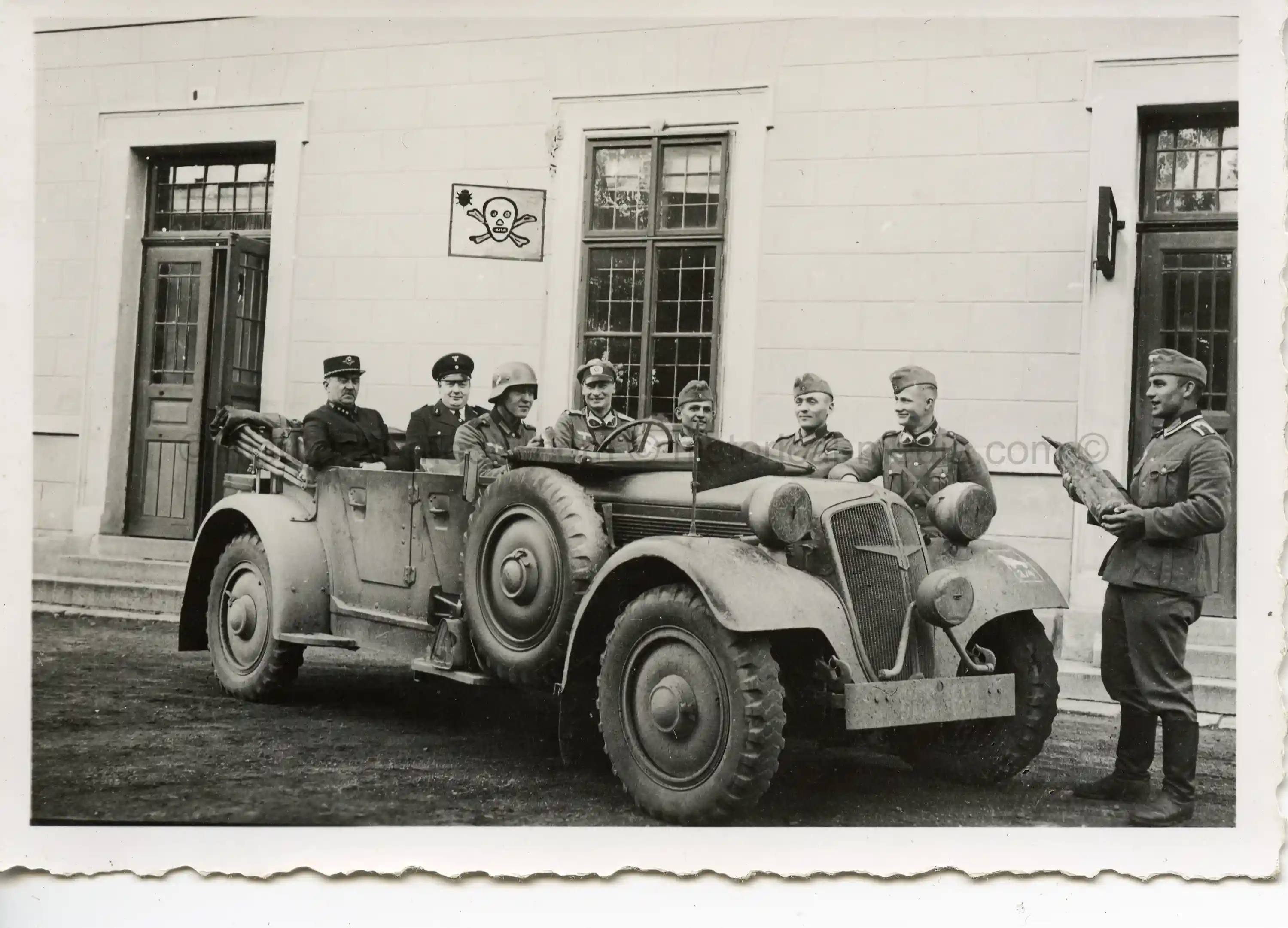 PHOTO OF GERMAN SOLDIERS IN ADLER 3 GD CAR + TOTENKOPF INSIGNIA