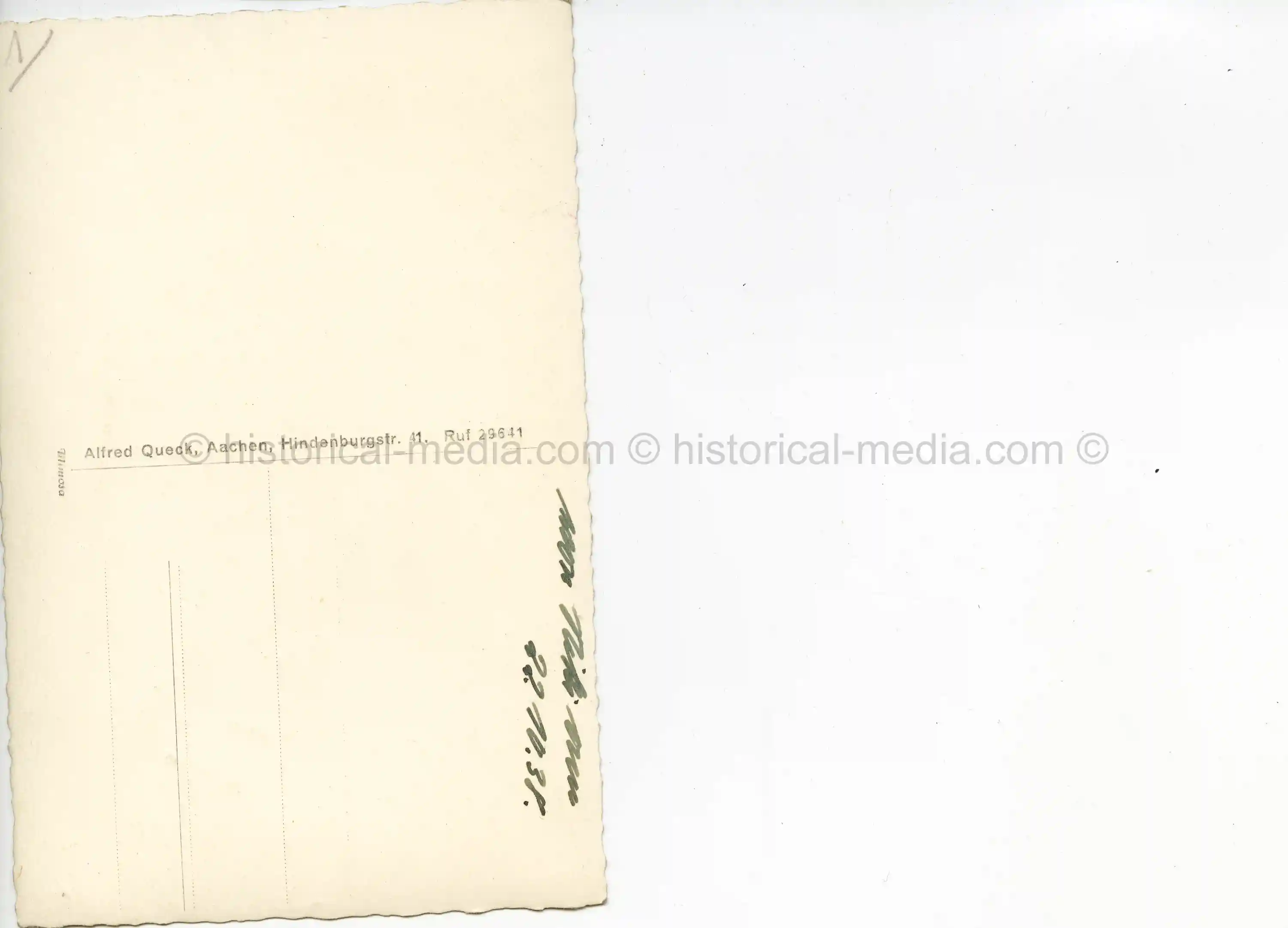 STUDIO PORTRAIT PHOTO OF LUFTWAFFE MAN -FLAKARTILLERIE TÄTIGKEITSABZEICHEN