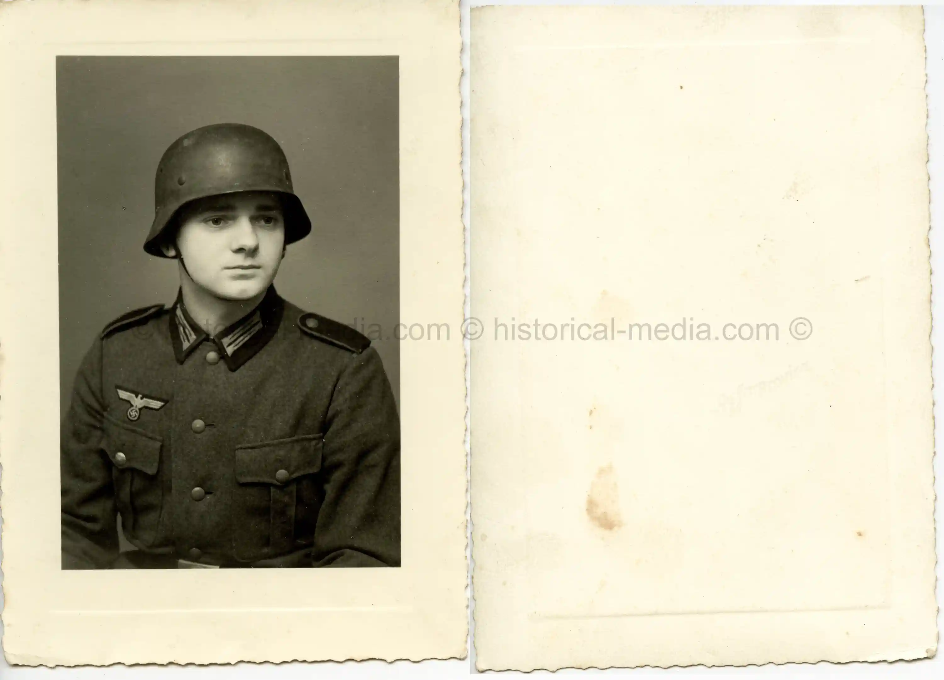 STUDIO PORTRAIT HEER SOLDIER WEARING HELMET