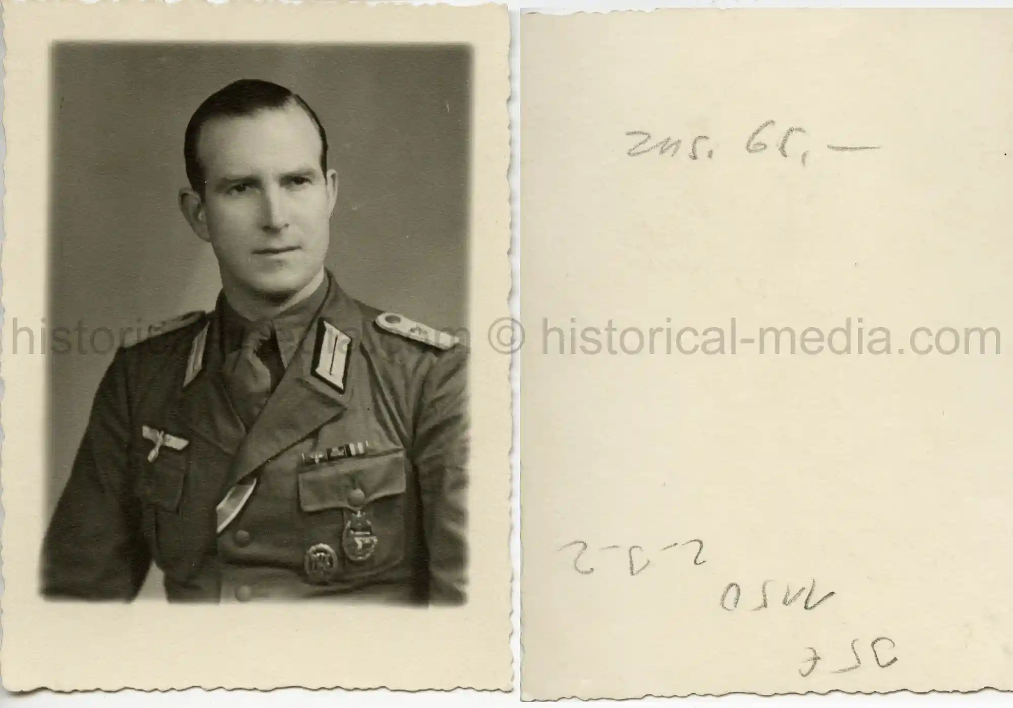STUDIO PORTRAIT PHOTO - DAK MAN WEARING PANZER BADGE +