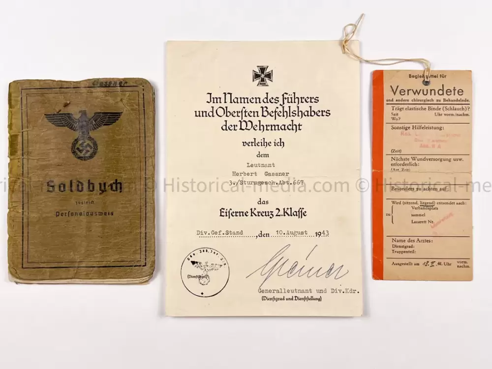 HEER OFFICER SOLDBUCH & AWARD DOCUMENT GROUPING - STURMGESCHÜTZ BATTERIE 667 - GOLD WOUND BADGE