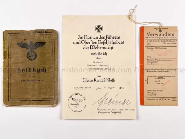 HEER OFFICER SOLDBUCH & AWARD DOCUMENT GROUPING - STURMGESCHÜTZ BATTERIE 667 - GOLD WOUND BADGE