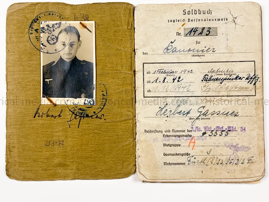 HEER OFFICER SOLDBUCH & AWARD DOCUMENT GROUPING - STURMGESCHÜTZ BATTERIE 667 - GOLD WOUND BADGE