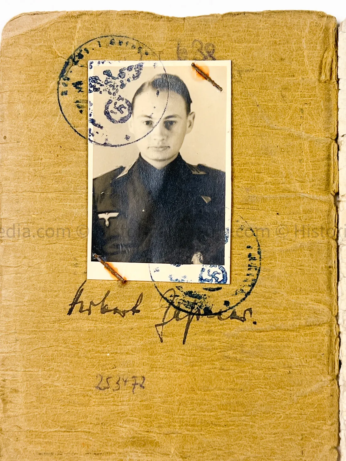 HEER OFFICER SOLDBUCH & AWARD DOCUMENT GROUPING - STURMGESCHÜTZ BATTERIE 667 - GOLD WOUND BADGE