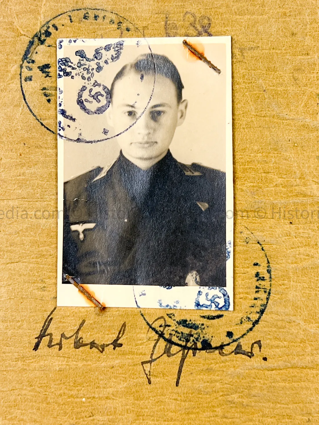 HEER OFFICER SOLDBUCH & AWARD DOCUMENT GROUPING - STURMGESCHÜTZ BATTERIE 667 - GOLD WOUND BADGE