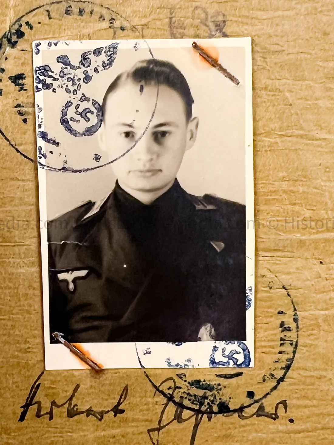HEER OFFICER SOLDBUCH & AWARD DOCUMENT GROUPING - STURMGESCHÜTZ BATTERIE 667 - GOLD WOUND BADGE