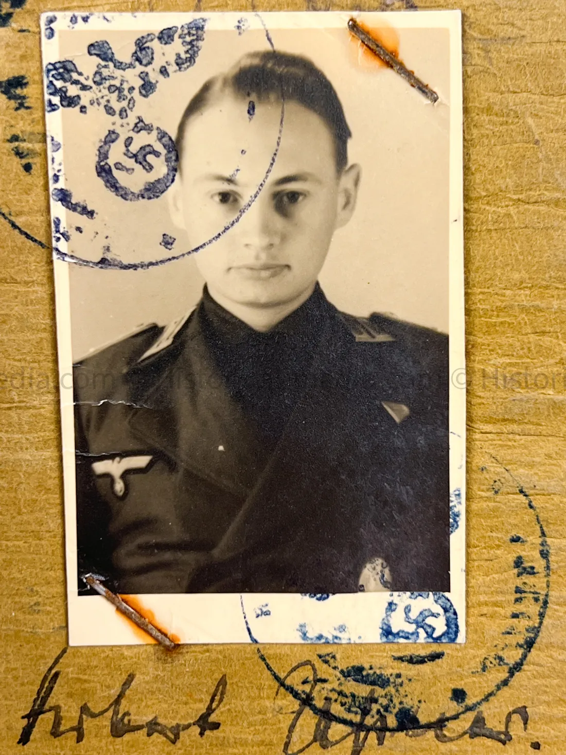 HEER OFFICER SOLDBUCH & AWARD DOCUMENT GROUPING - STURMGESCHÜTZ BATTERIE 667 - GOLD WOUND BADGE