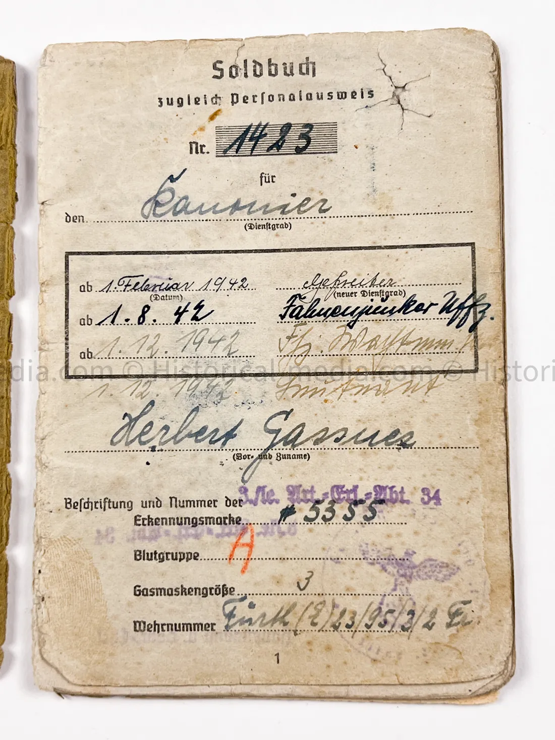 HEER OFFICER SOLDBUCH & AWARD DOCUMENT GROUPING - STURMGESCHÜTZ BATTERIE 667 - GOLD WOUND BADGE