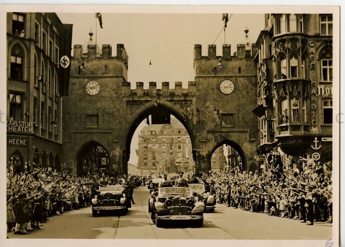 HITLER & MUSSOLINI POSTCARD PHOTO - PARADE THROUGH MUNICH - JUNE 18, 1940