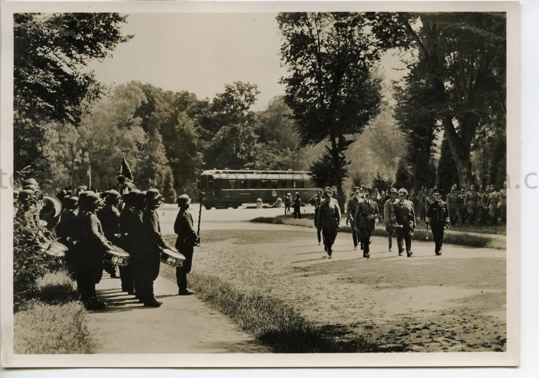 GERMAN POSTCARD PHOTO - HITLER - ARMISTICE AT COMPIEGNE 1940