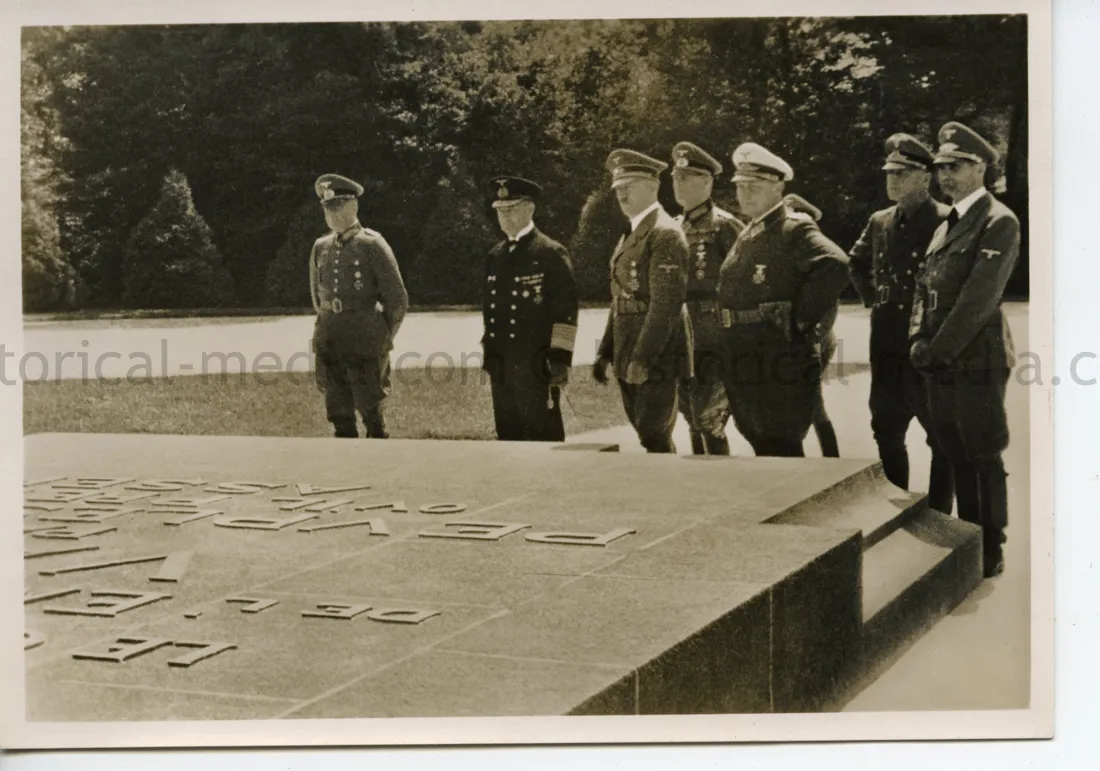 GERMAN POSTCARD PHOTO - HITLER - ARMISTICE AT COMPIEGNE 1940