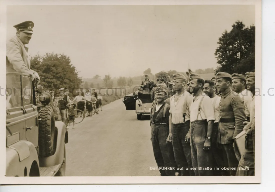 POSTCARD PHOTO - HITLER SPEAKS WITH TROOPS IN THE FIELD