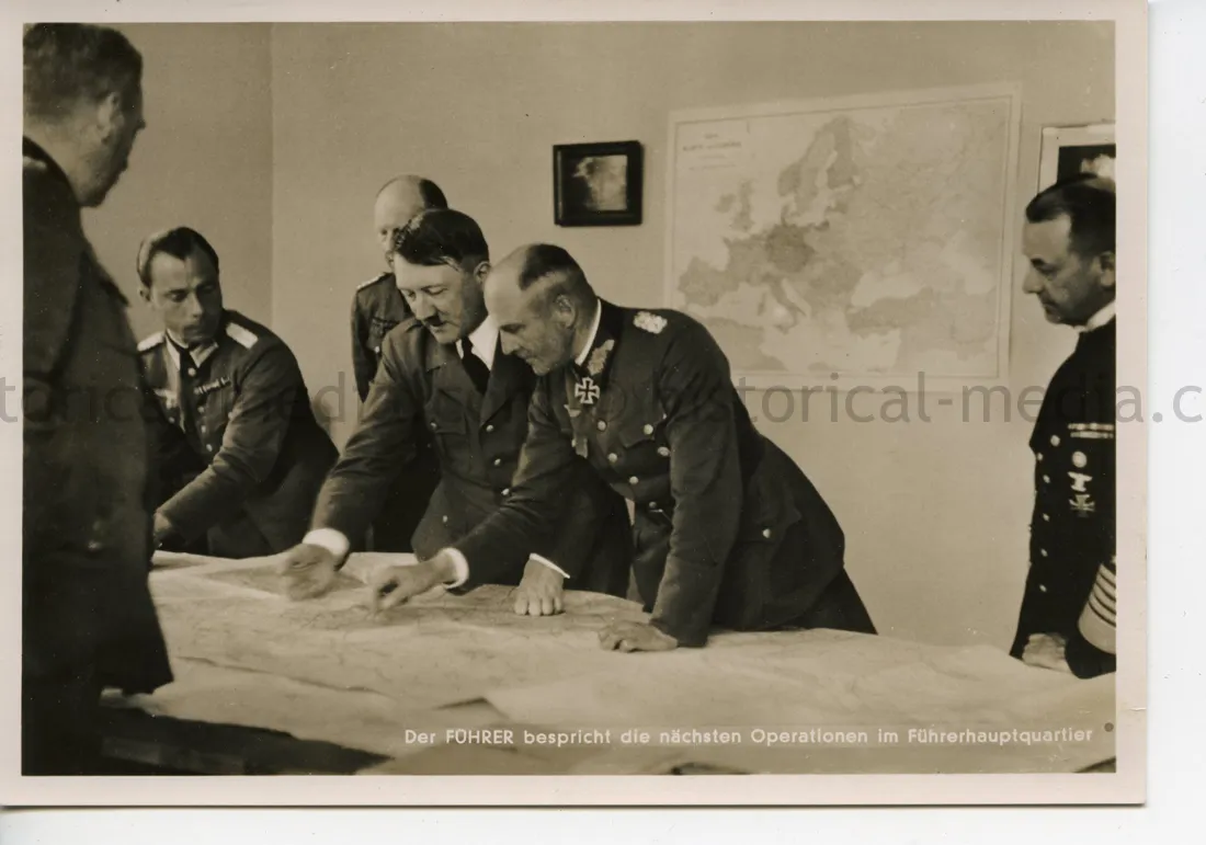 POSTCARD PHOTO - HITLER & GENERALS REVIEW MAPS IN FÜHRERHAUPTQUARTIER