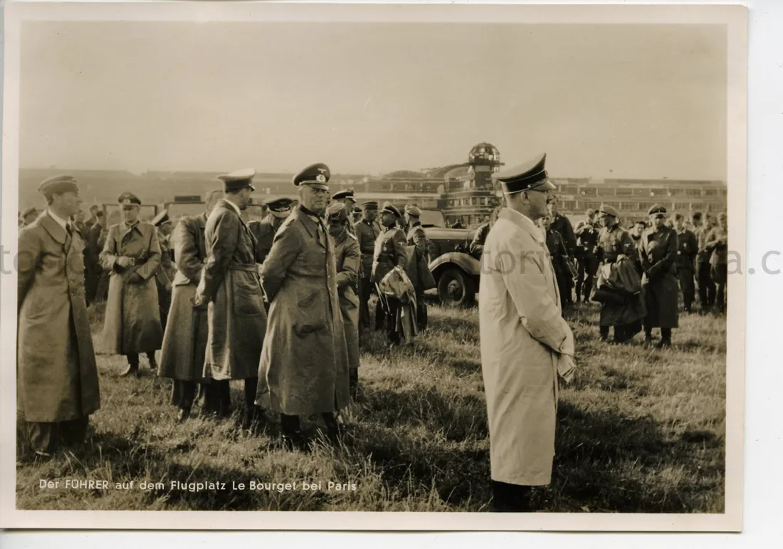 POSTCARD PHOTO - HITLER & GENERALS FLUGPLATZ LE BOURGET - PARIS 1940