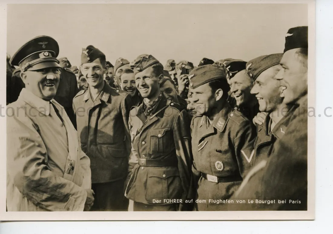 POSTCARD PHOTO - HITLER & GENERALS FLUGPLATZ LE BOURGET - PARIS 1940